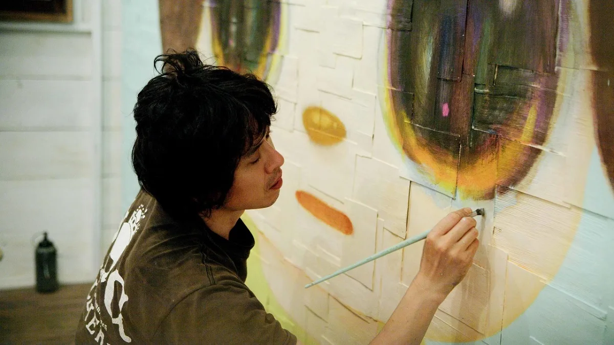 Yoshitomo Nara in una scena del documentario Traveling with Yoshitomo Nara
