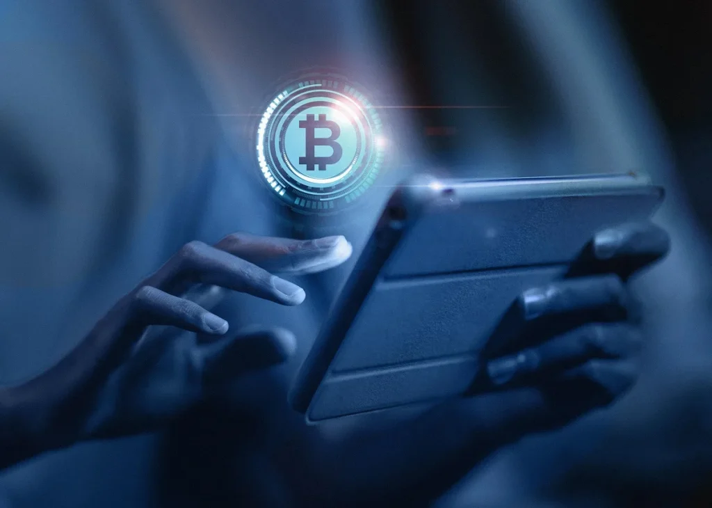 Una persona investe in crypto-asset con il suo tablet
