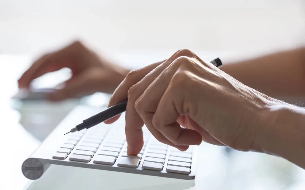 donna che attiva il domicilio digitale dal sito dell'Agenzia delle Entrate