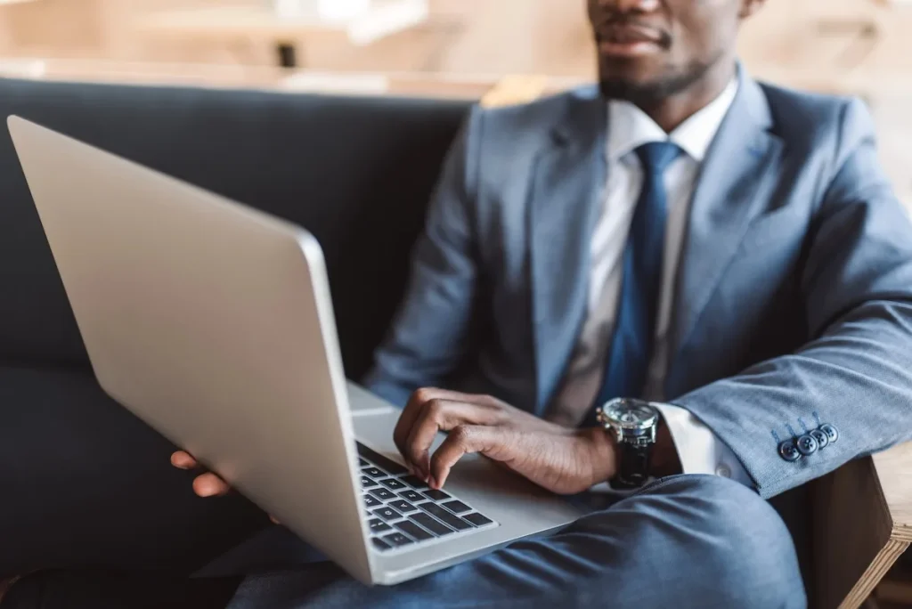 uomo che attiva una partita iva online