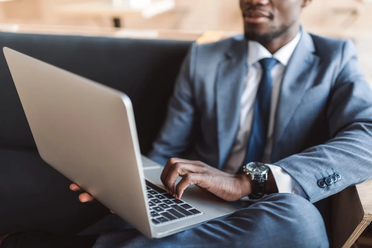 uomo che attiva una partita iva online