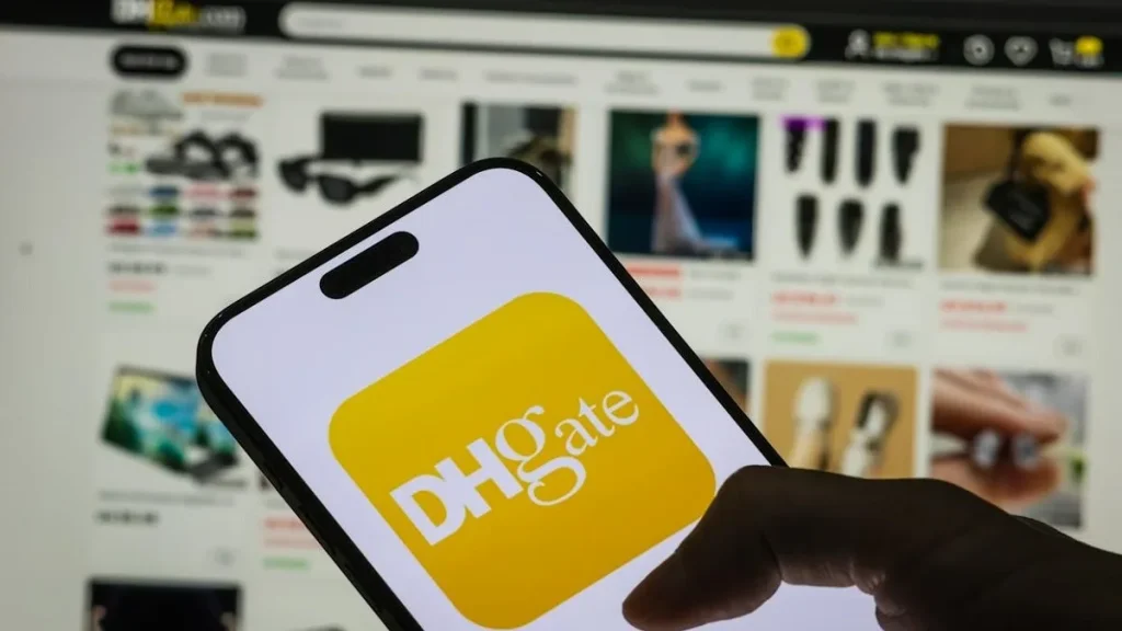 Una persona apre l'app di DHgate su smartphone