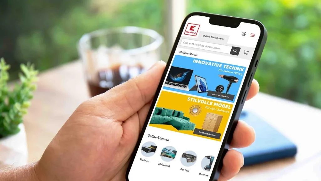 Una persona usa Kaufland sullo smartphone