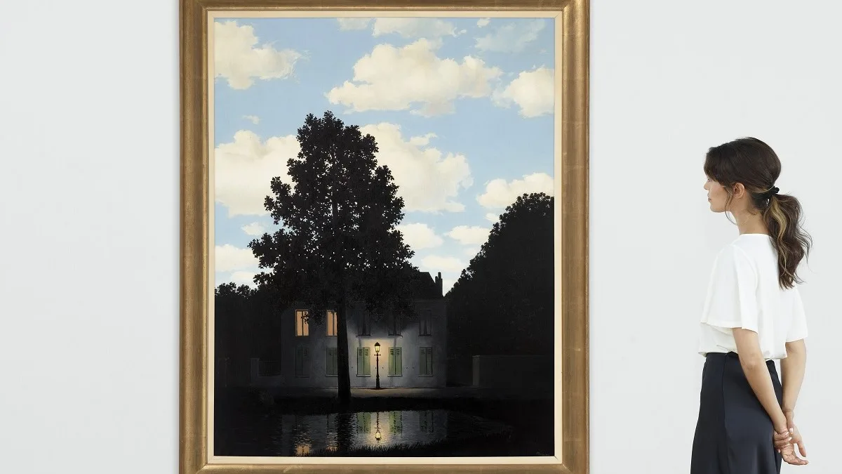 Una donna ammira L'impero delle luci di René Magritte