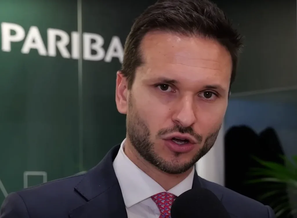 Luca Comunian di BNP Paribas CIB, intervista in primo piano con il logo BNP Paribas sullo sfondo