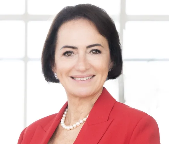 Un primo piano di Maria Luisa Gota, nuova presidente di Assogestioni, in completo rosso con collana di perle