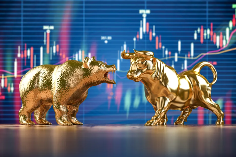 Un orso e un toro dorati, simbolo di mercati ribassisti e rialzisti, si fronteggiano davanti a uno schermo che riproduce delle candele giapponesi di trading
