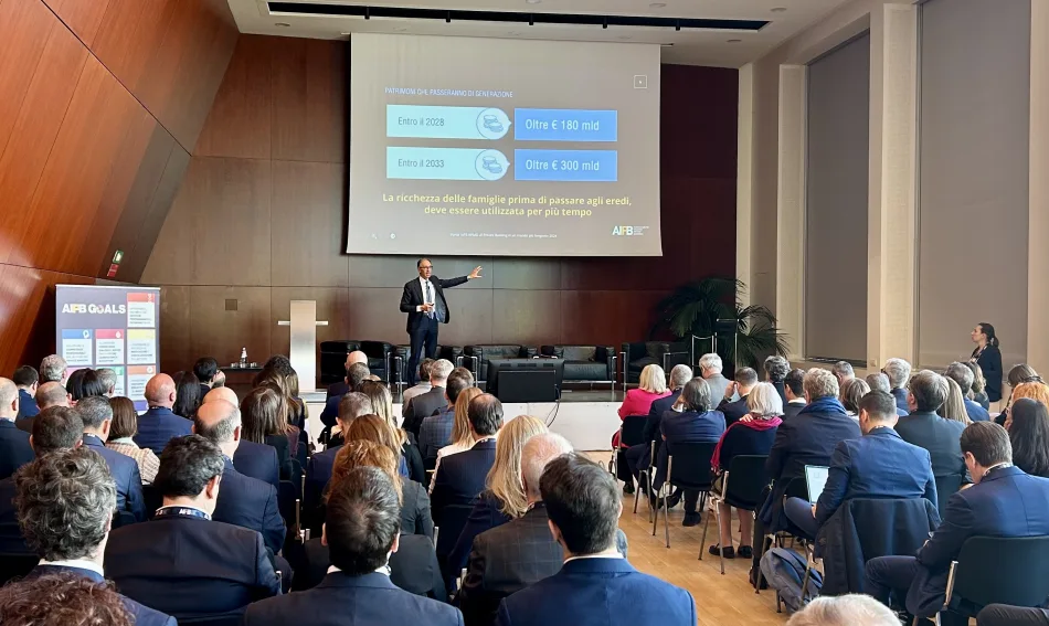 Presentazione ricerca longevity risk 2025 di AIPB con Andrea Ragaini sul palco davanti a un pubblico di professionisti del private banking.