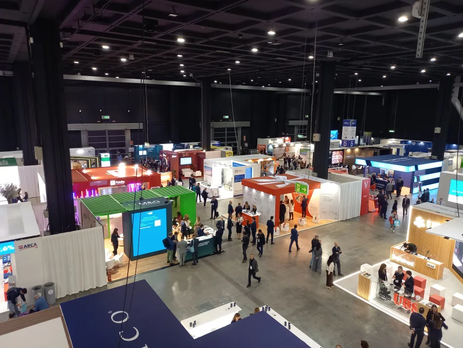 Panoramica del Salone del Risparmio 2025 a Milano con stand espositivi e partecipanti in fiera