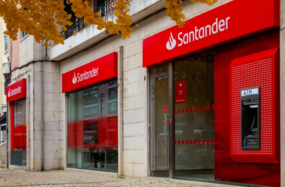 Una filiale del Banco Santander in Spagna, con le sue insegne color rosso