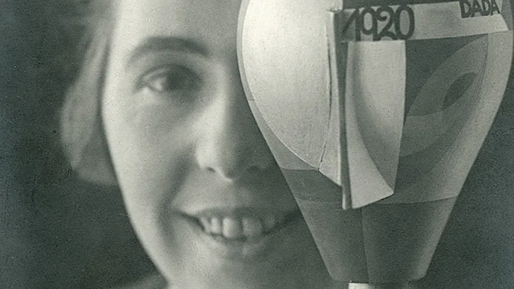 Sophie Taeuber-Arp dietro una testa Dada