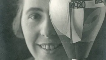 Sophie Taeuber-Arp dietro una testa Dada