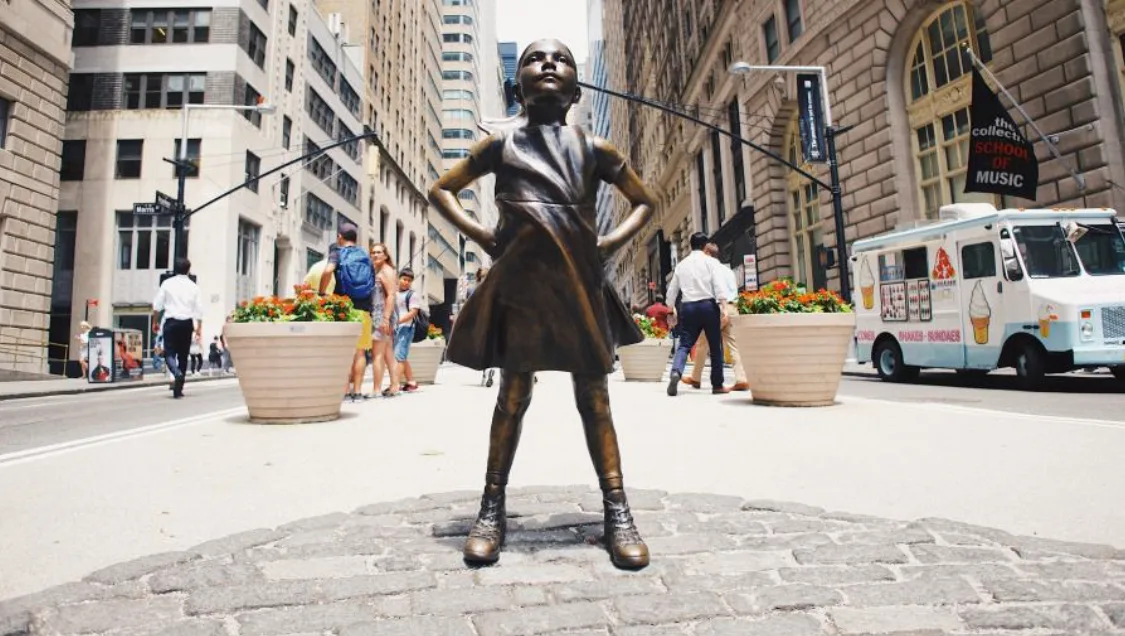 La statua bronzea della bambina, opera dello scultore Kristen Visbal, posizionata a Wall Street, davanti alla statua del Toro