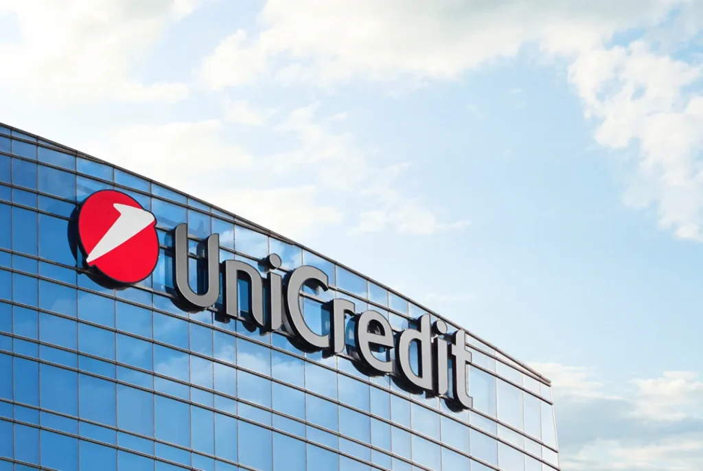 La punta superiore del grattacielo di Milano dove ha sede Unicredit
