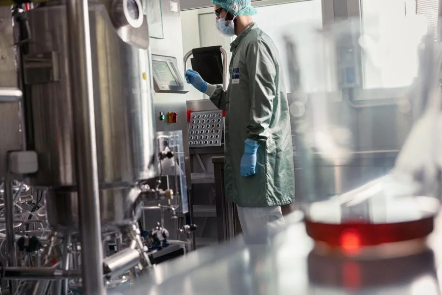 Scienziato in laboratorio di ricerca Diasorin che utilizza macchinari avanzati per analisi biologiche