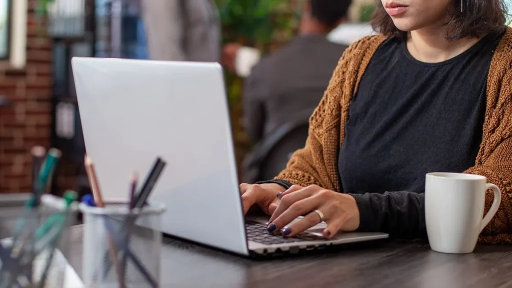 Una giovane imprenditrice di una startup lavora al laptop