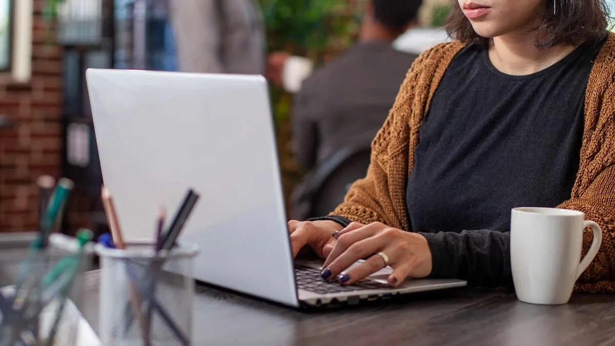 Una giovane imprenditrice di una startup lavora al laptop