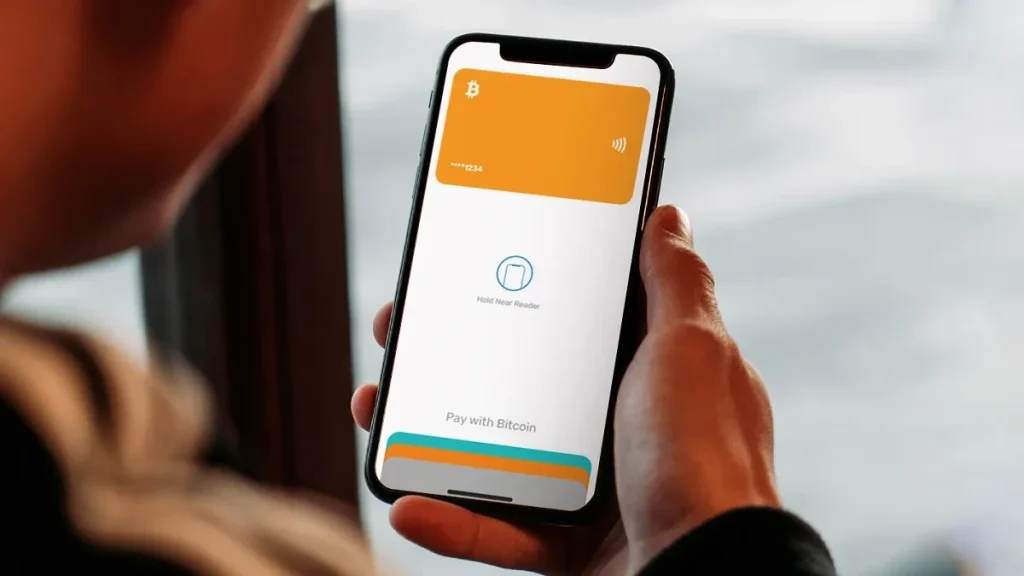 Un utente paga un acquisto in Bitcoin con il suo smartphone