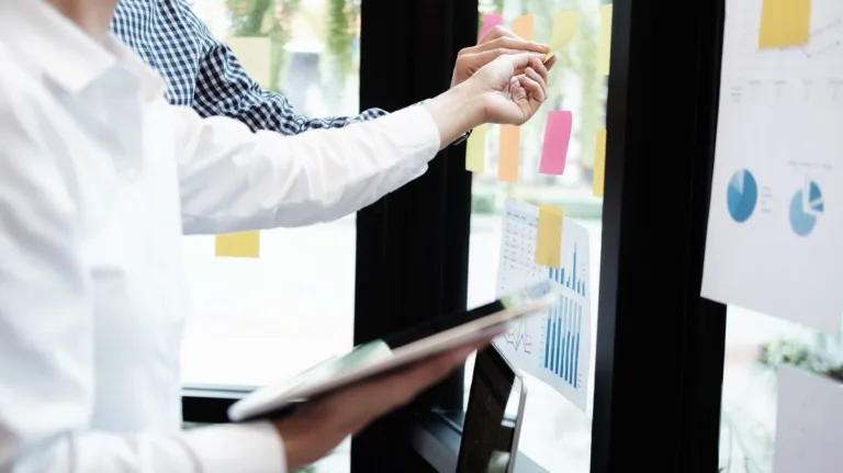 Due persone realizzano un business plan per una startup