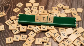 Il gioco dello Scarabeo. tra le tessere riposte sul piccolo ripiano verde si forma la parola ETF