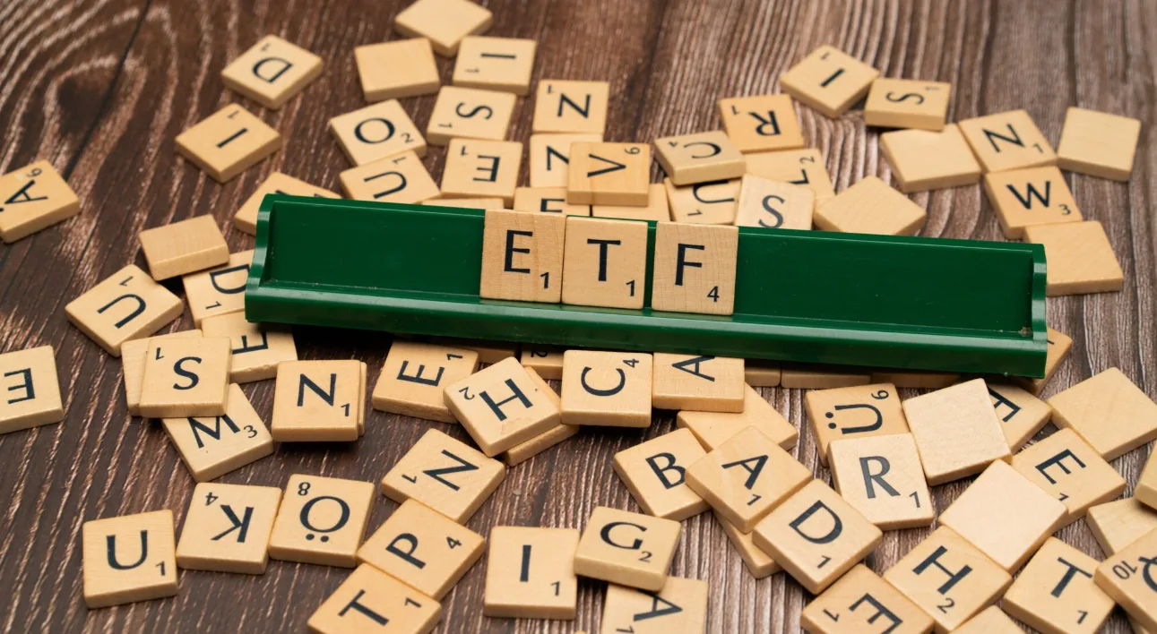 Gioco dello Scarabeo. Composta la parola Etf
