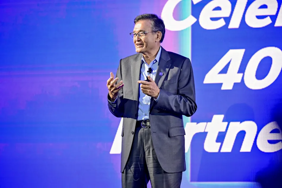 Lip-Bu Tan tiene un discorso durante la cerimonia per il 40° anniversario di partnership Intel, sul palco di un evento aziendale.