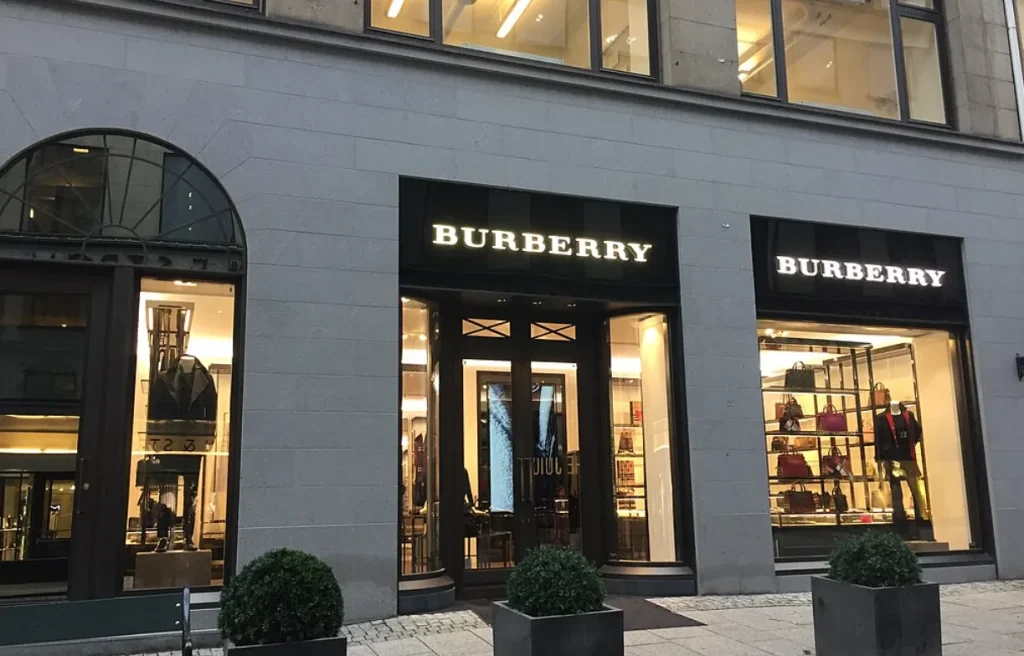 La vetrina e l'ingresso di un negozio Burberry a Oslo, in Norvegia