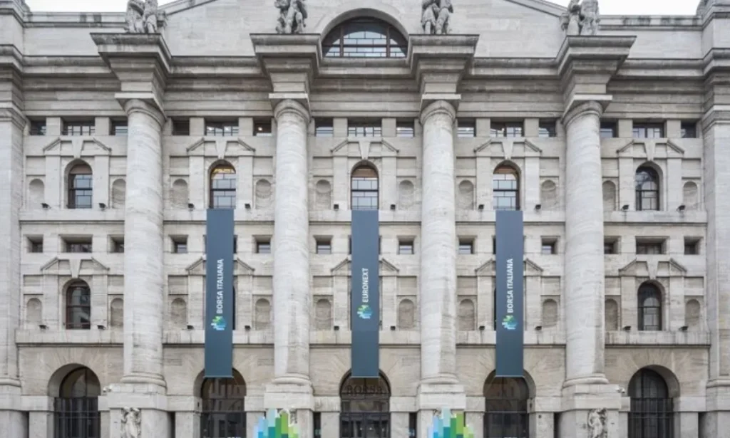 La facciata di Borsa Italiana a Palazzo Mezzanotte