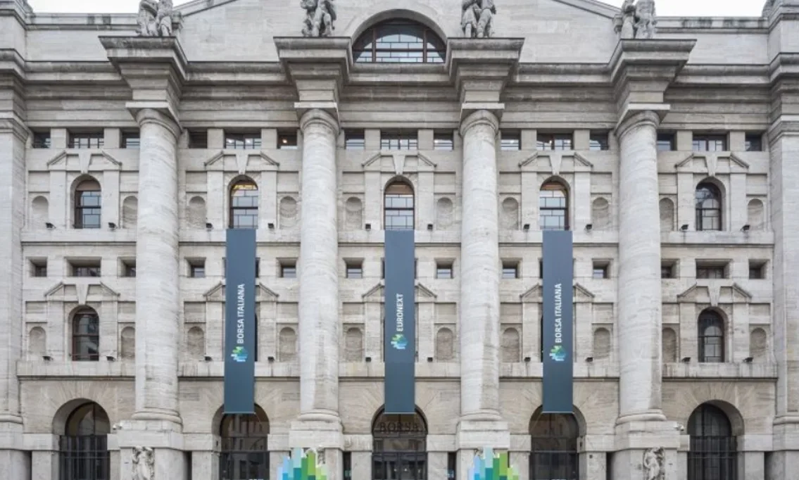 La facciata di Borsa Italiana a Palazzo Mezzanotte