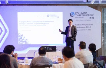Una presentazione della società Columbia Threadneedle. Un rappresentante asiatico del gruppo spiega, davanti a una audience di professionisti, in cosa consiste l'offerta del gruppo