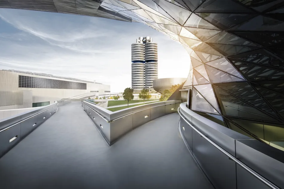 Quartier generale della BMW a Monaco di Baviera visto dalla passerella del BMW Welt.