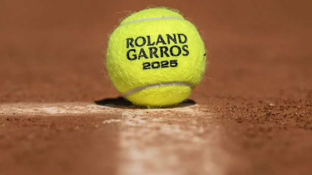 Una pallina sul campo di Roland Garros 2025