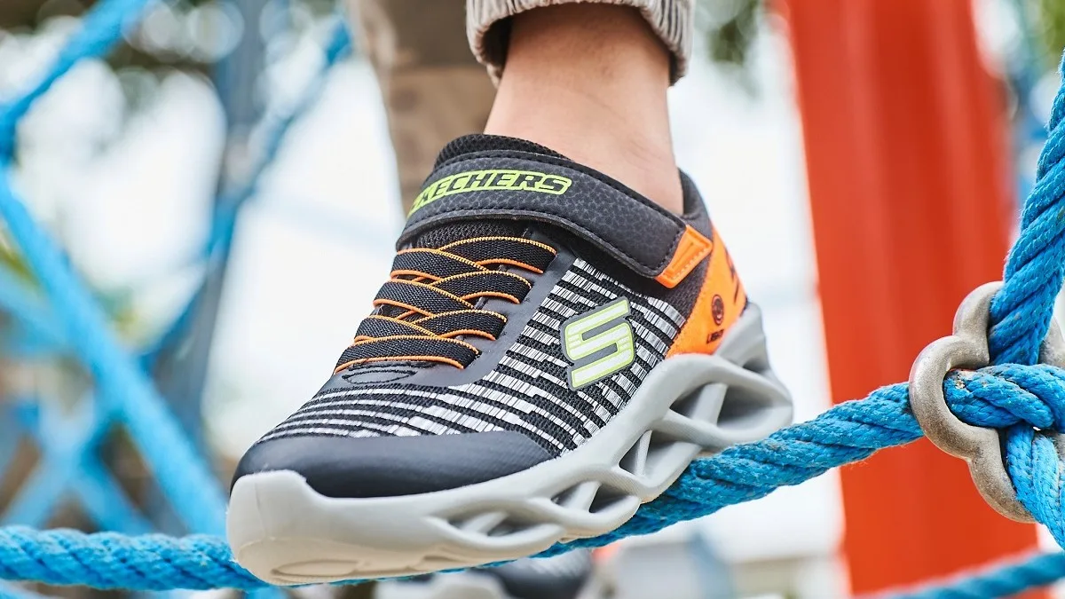 Una persona indossa scarpe Skechers