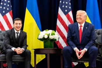 Donald Trump e Volodymyr Zelensky in un incontro del 2019 ospiti di Barclays. Dietro di loro le bandiere delle due nazioni