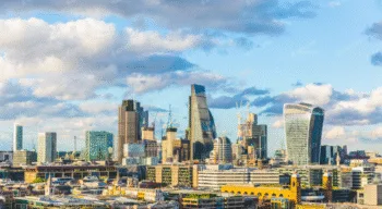 Un panorama della City di Londra durante una giornata bella, con poche nuvole