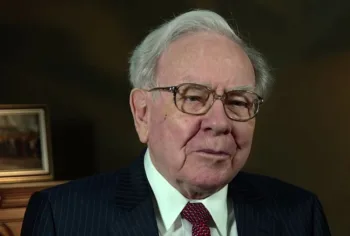 Warren Buffetr in un'immagine scattata all'interno del suo ufficio.
