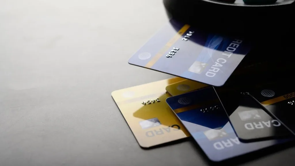 Diverse carte di credito dei circuiti Visa e Mastercard
