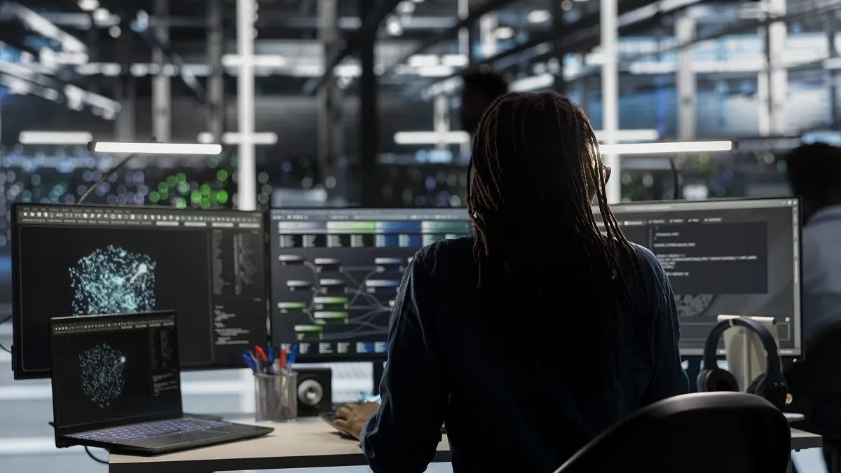 Una dipendente usa algoritmi di intelligenza artificiale in azienda