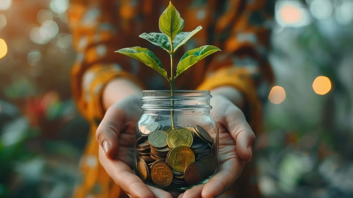 Una donna tiene tra le mani una vaso simbolo del risparmio