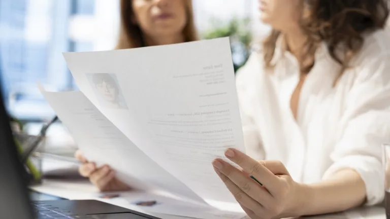Due donne del reparto risorse umano analizzano curricula a lavoro