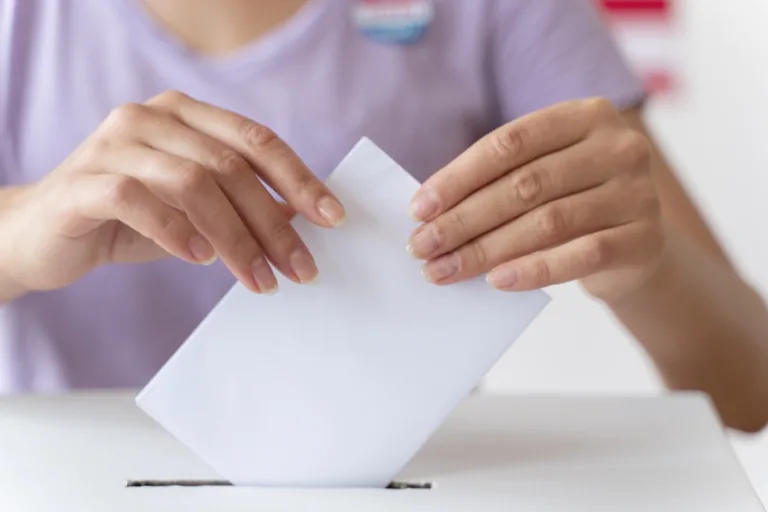 donna al voto elezioni amministrative 25 26 maggio 2025