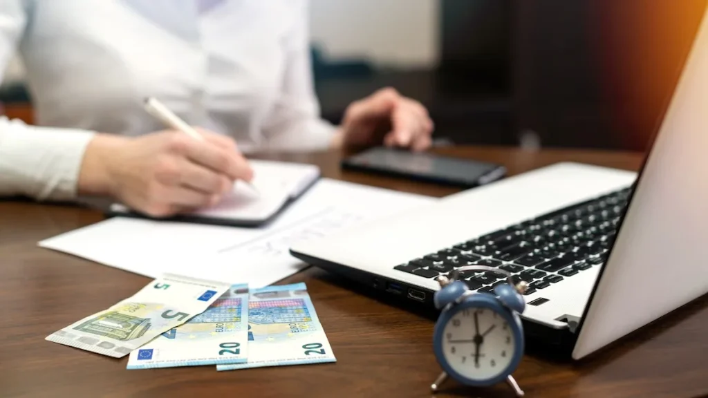donna al pc che segna le date rimborso 730/2025