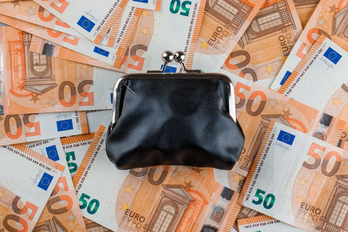 portamonete con banconote pensione giugno 2025
