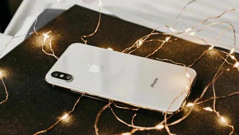 Un iPhone Apple in una vetrina di un negozio