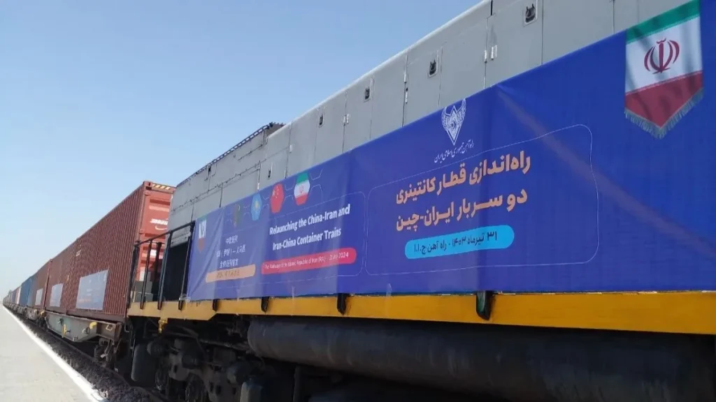 Un treno merci cinese in arrivo nello snodo di Aprin in Iran