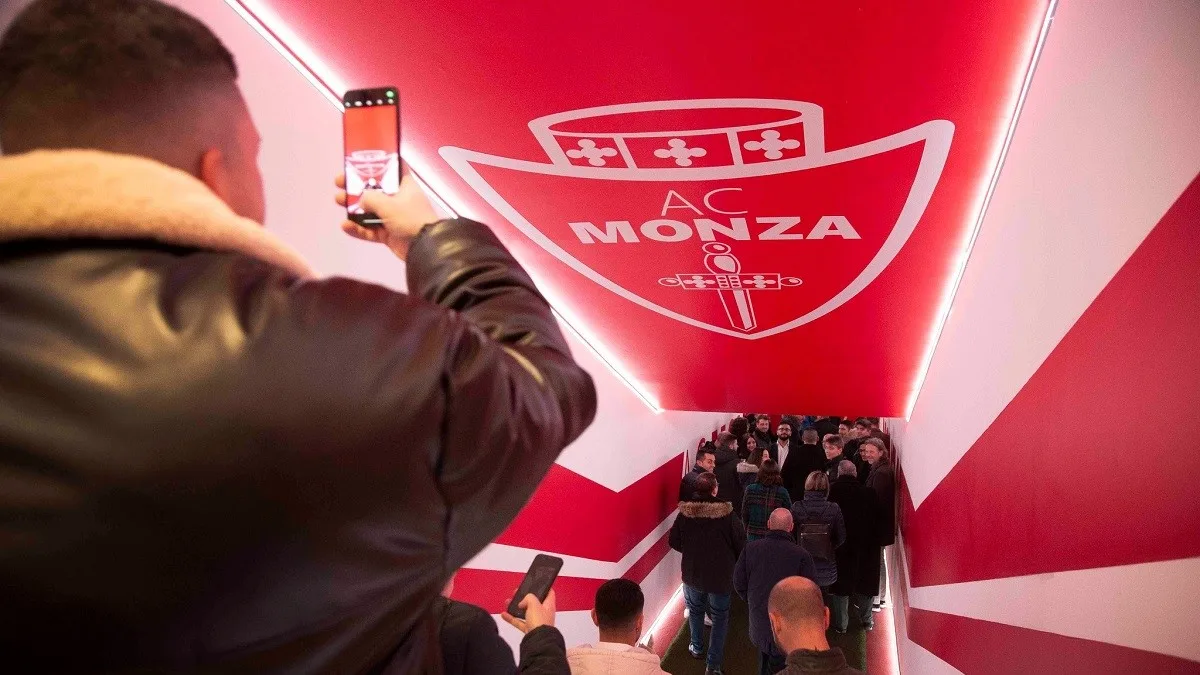 Spettatori presenti a un evento nel tunnel dell'U-Power Stadium di Monza