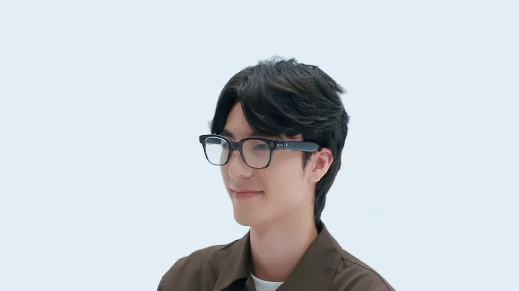 Un ragazzo indossa di smart glasses di Meizu con la funzione di Alipay per i pagamenti digitali