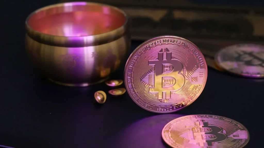 I token Bitcoin accanto a una ciotola
