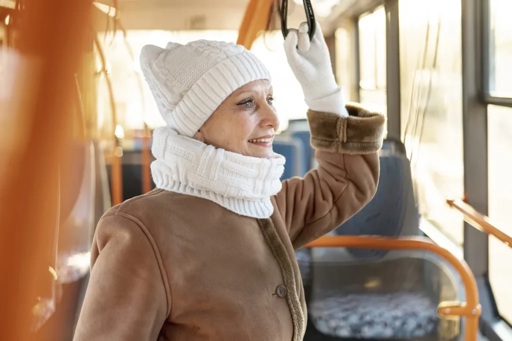 Donna che usufruisce del Bonus viaggi 2025