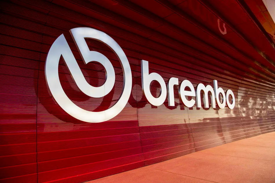 Logo Brembo sulla facciata della sede aziendale: eccellenza italiana nella produzione di freni ad alte prestazioni per auto e moto.